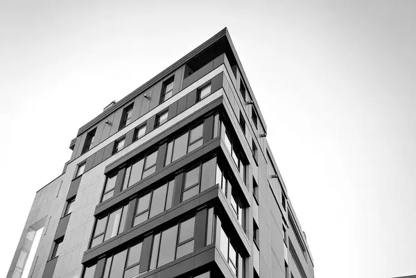 Moderno edificio de apartamentos de lujo. Blanco y negro —  Fotos de Stock