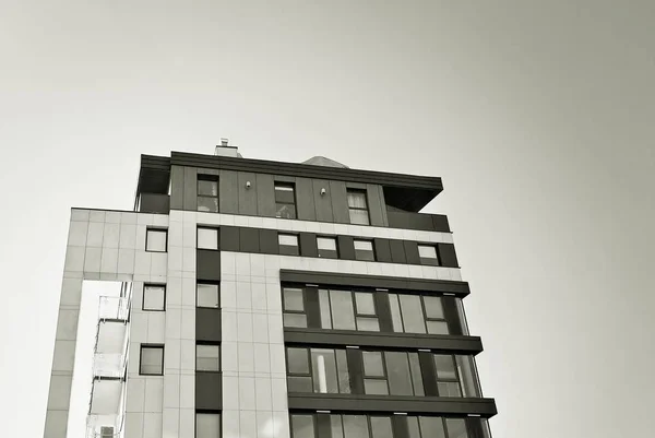 Moderna, lyxiga lägenhet byggnad. Svart och vitt — Stockfoto