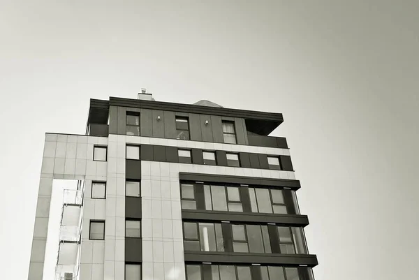 Moderno edificio de apartamentos de lujo. Blanco y negro —  Fotos de Stock