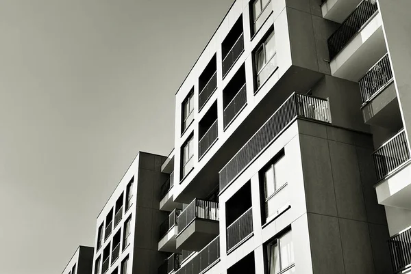 Современное, роскошное здание. Черное и белое — стоковое фото