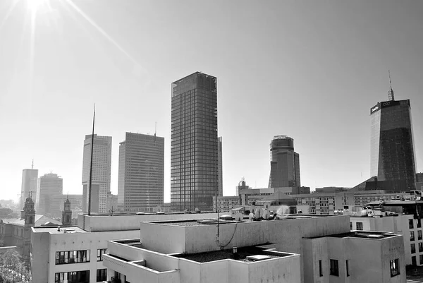 Şehir merkezinde modern gökdelenlerin görünümü.