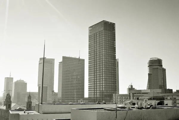 Şehir merkezinde modern gökdelenlerin görünümü.