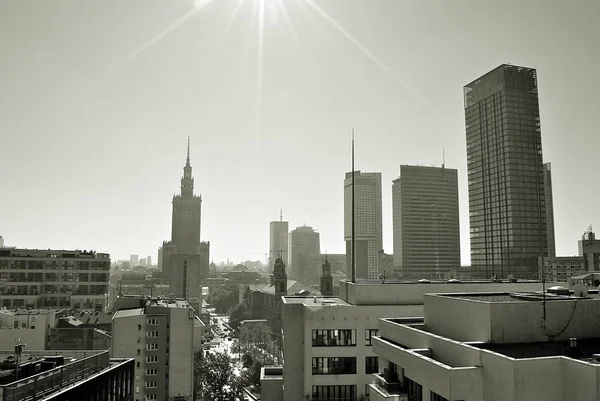 Şehir merkezinde modern gökdelenlerin görünümü.