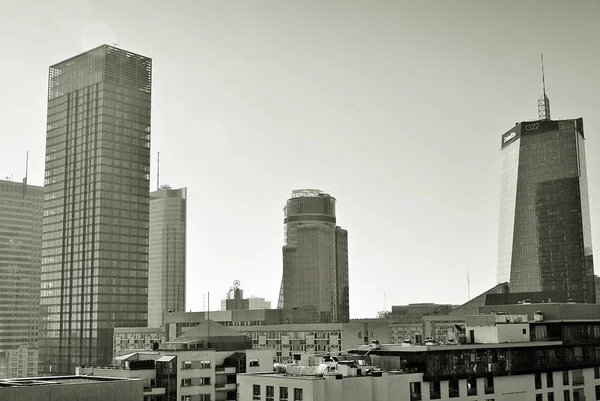 Vista de los rascacielos modernos en el centro de la ciudad . —  Fotos de Stock