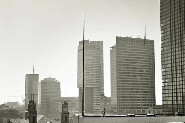 Vista de los rascacielos modernos en el centro de la ciudad . —  Fotos de Stock