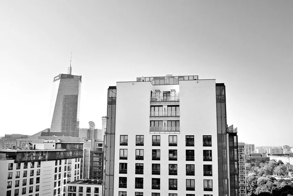 시내 중심에 현대적인 고층 빌딩의 보기. — 스톡 사진