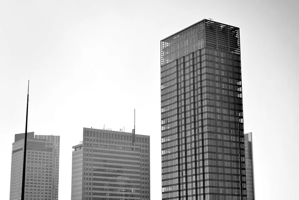 Vista dos arranha-céus modernos no centro da cidade . — Fotografia de Stock
