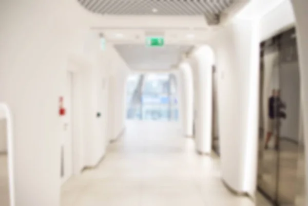 Borrão dentro do prédio de escritórios com fundo de luz bokeh, fundo interior e empresarial — Fotografia de Stock