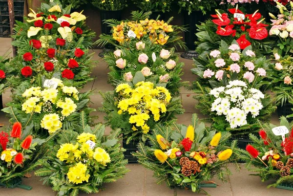 Bloemen op het kerkhof, decoratie — Stockfoto