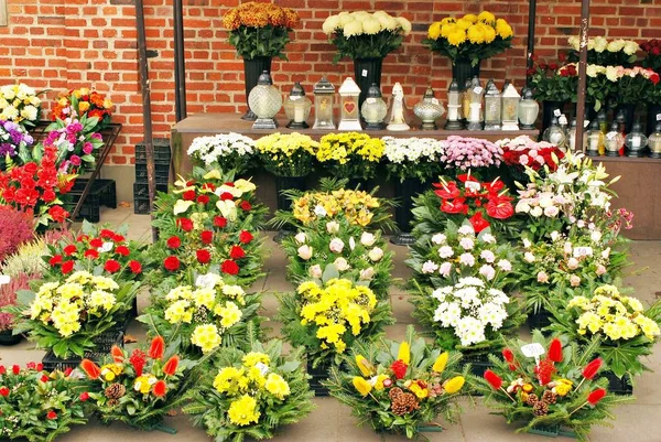 Flores en cementerio, decoración —  Fotos de Stock