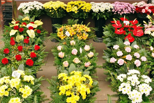 Bloemen op het kerkhof, decoratie — Stockfoto