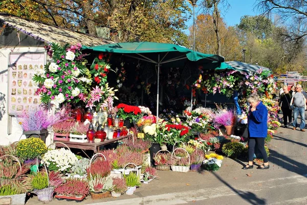 Продажа цветов и венков на Вольском кладбище . — стоковое фото