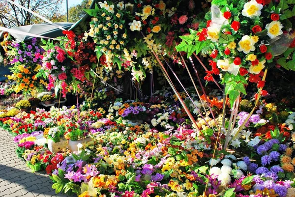 Vender flores y coronas en el cementerio de Wolski . —  Fotos de Stock