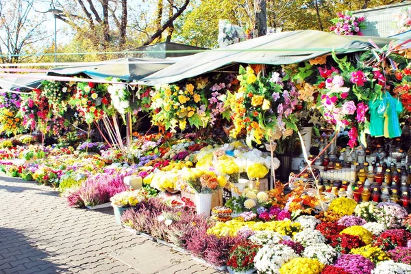 Verkopen bloemen en kransen op het Wolski-kerkhof. — Stockfoto
