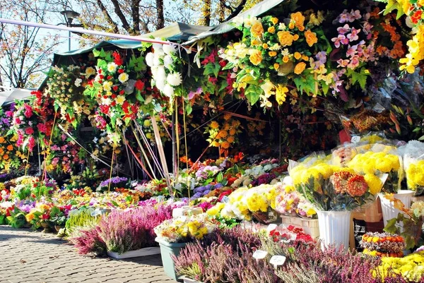 Verkopen bloemen en kransen op het Wolski-kerkhof. — Stockfoto
