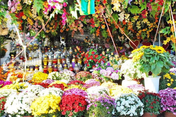 Blommor på kyrkogården, dekoration — Stockfoto