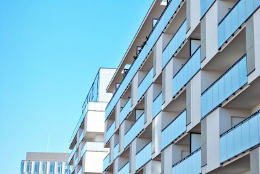 Modern, lüks apartman mavi gökyüzü karşı