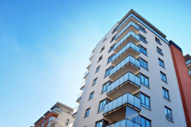 Modern, lüks apartman mavi gökyüzü karşı