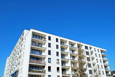 Modern, lüks apartman mavi gökyüzü karşı