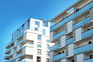 Modern, lüks apartman mavi gökyüzü karşı