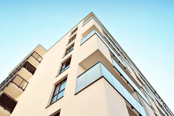 Modern, lüks apartman mavi gökyüzü karşı