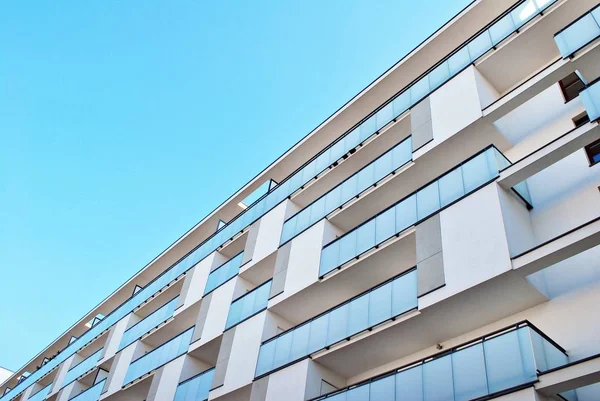 Modern, lüks apartman mavi gökyüzü karşı