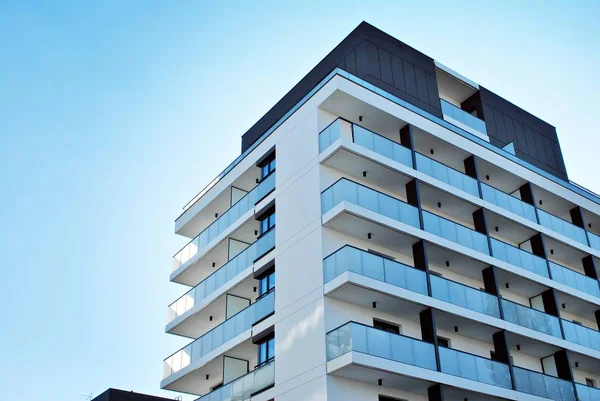 Modern, lüks apartman mavi gökyüzü karşı