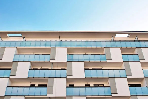 Moderno edificio de apartamentos de lujo contra el cielo azul — Foto de Stock