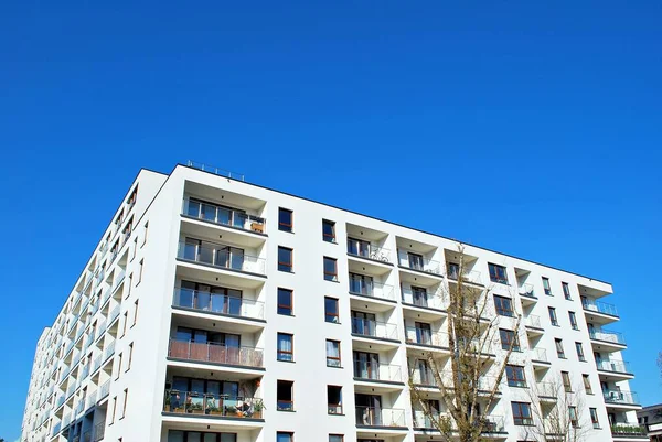 Modern, lüks apartman mavi gökyüzü karşı