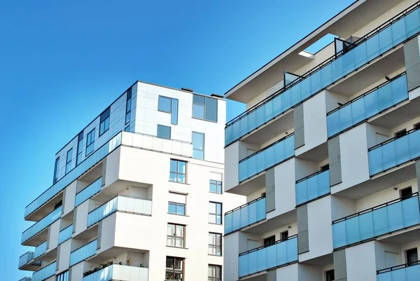 Modern, lüks apartman mavi gökyüzü karşı