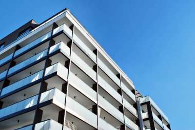 Modern, lüks apartman mavi gökyüzü karşı