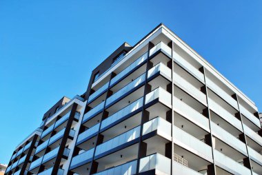 Modern, lüks apartman mavi gökyüzü karşı