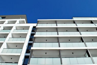 Modern, lüks apartman mavi gökyüzü karşı