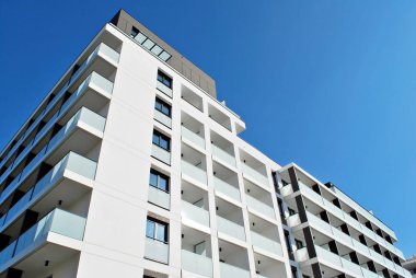 Modern, lüks apartman mavi gökyüzü karşı