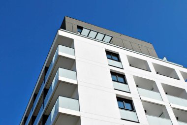 Modern, lüks apartman mavi gökyüzü karşı