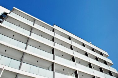 Modern, lüks apartman mavi gökyüzü karşı