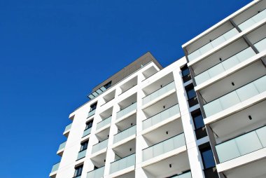 Modern, lüks apartman mavi gökyüzü karşı