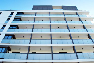 Modern, lüks apartman mavi gökyüzü karşı