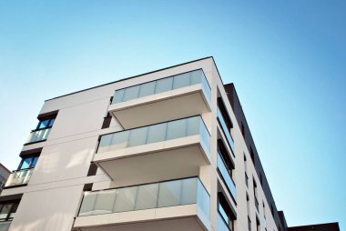 Modern, lüks apartman mavi gökyüzü karşı