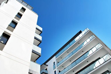 Modern, lüks apartman mavi gökyüzü karşı
