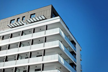 Modern, lüks apartman mavi gökyüzü karşı