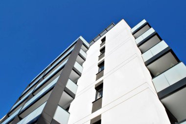 Modern, lüks apartman mavi gökyüzü karşı