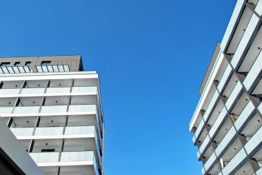 Modern, lüks apartman mavi gökyüzü karşı