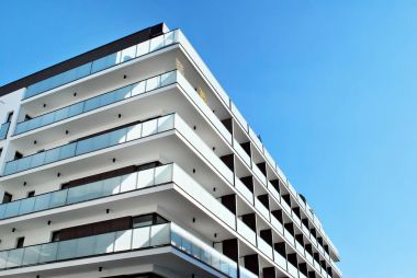 Modern, lüks apartman mavi gökyüzü karşı