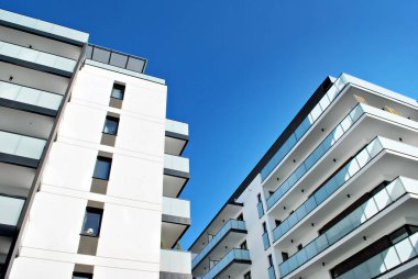 Modern, lüks apartman mavi gökyüzü karşı