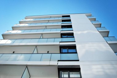 Modern, lüks apartman mavi gökyüzü karşı