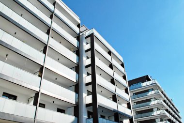 Modern, lüks apartman mavi gökyüzü karşı