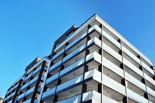 Modern, lüks apartman mavi gökyüzü karşı