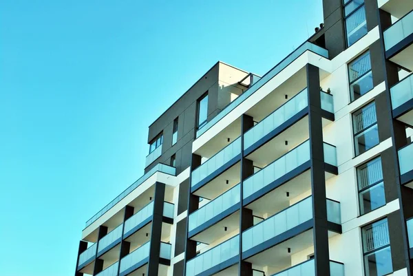 Modern, lüks apartman mavi gökyüzü karşı