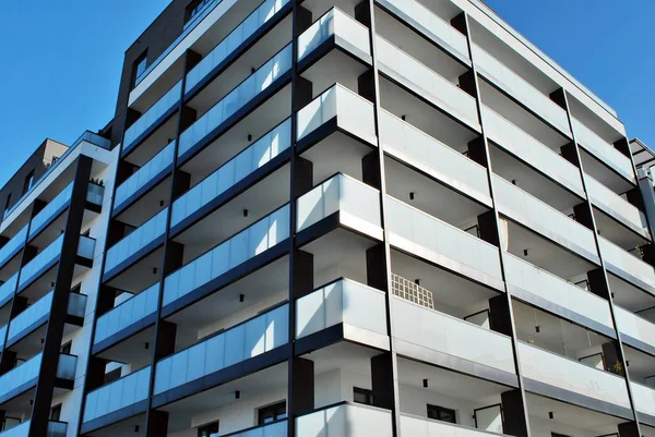 Modern, lüks apartman mavi gökyüzü karşı